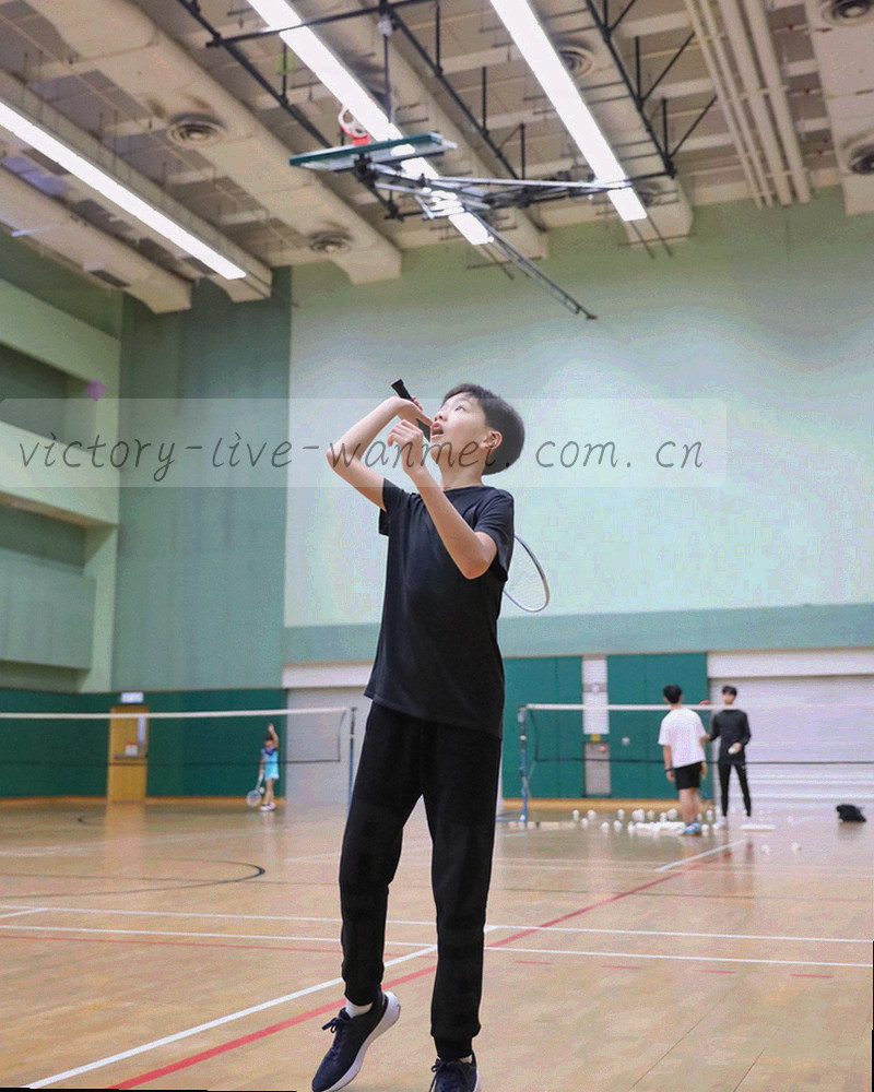 战术板线条与三级栏目坐标刻度，深墨绿底上以荧光青细线勾出层级刻度